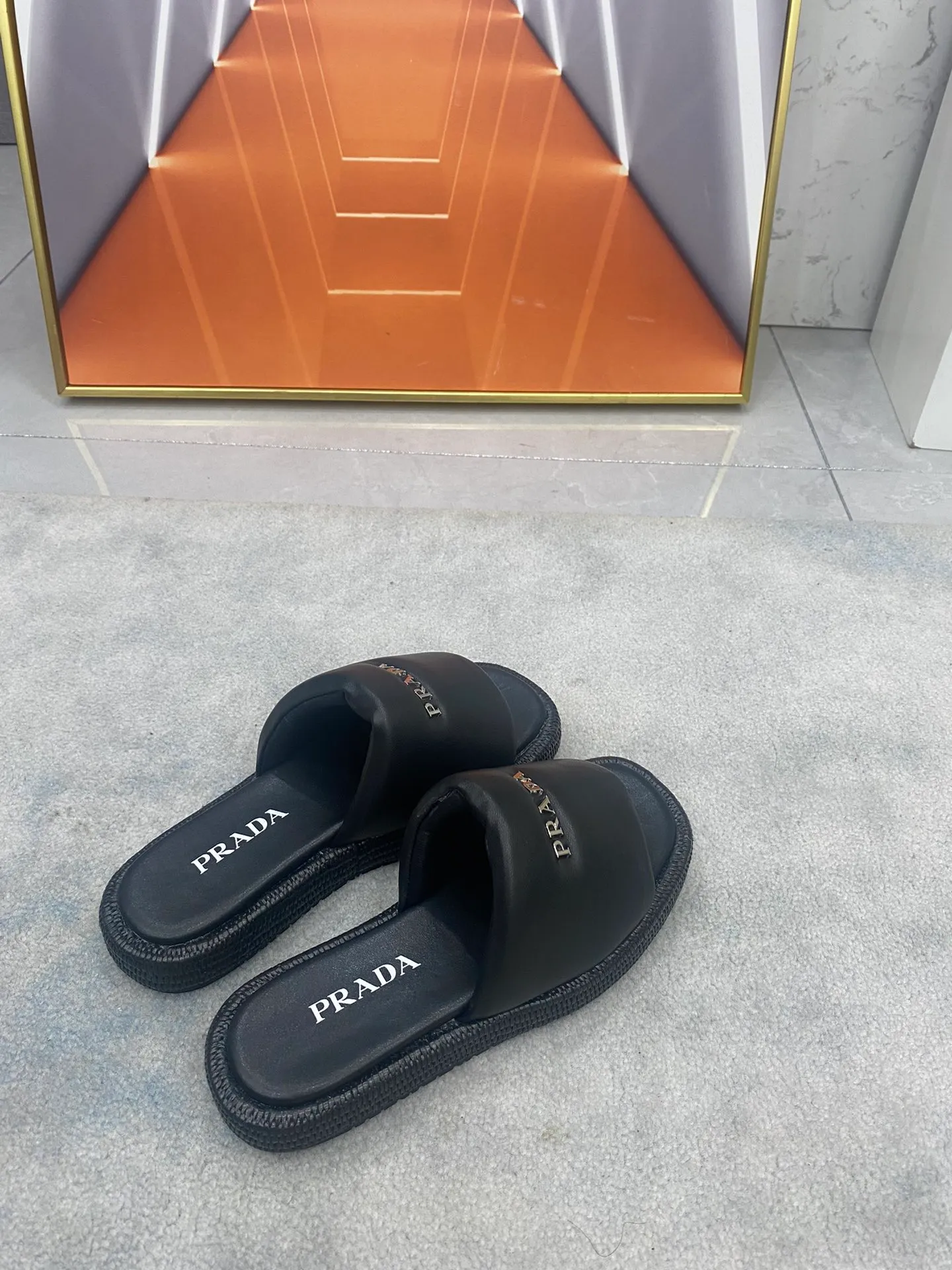 👟👟Ex-factory price 500👟👟 PRADA 2024 [Fireworks] [Fireworks] Popular straw woven series, a must-have slipper for lazy people, it looks so good on the feet. I love this hand-woven one. The upper is mixed sheepskin, and the outsole is made of imported raffia bag, ultra-light TPU, code number 5-41,